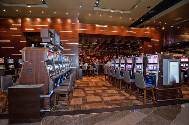 зал с игровыми автоматами казино Aria