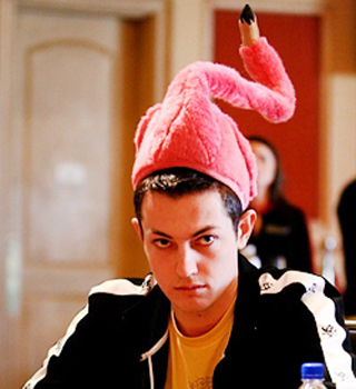 Том дван в шляпе с фламинго